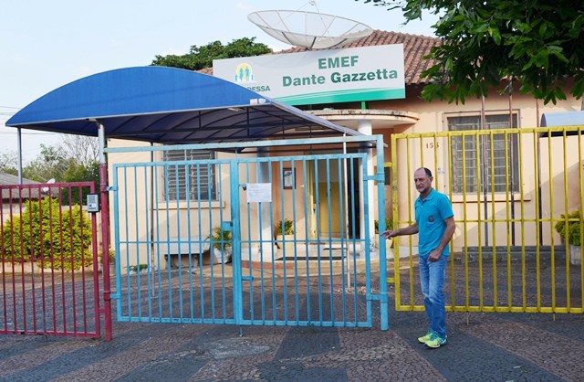 2016624_FOTO - Professor Bi articula reforma da escola Dante Gazzetta